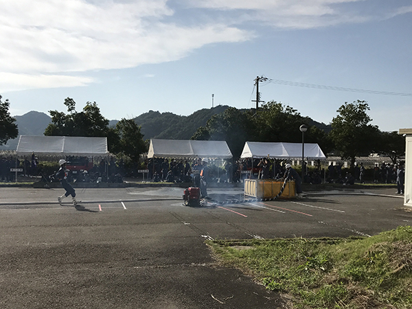 横に長い特徴的な建物