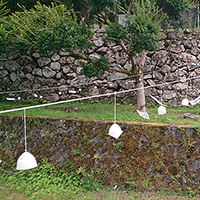 涼を誘う　出石城の風鈴　～　約400個の風鈴